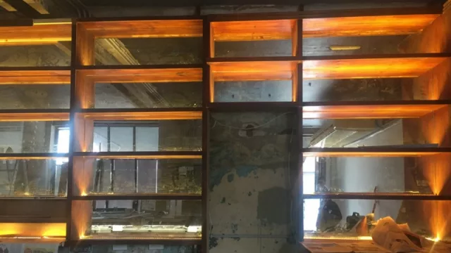 Parte del fondo de la barra donde estarán todas las botellas