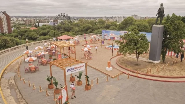 ¿Todavía no pasaste? Así es la playa que Naranja X montó en el Parque Sarmiento (un espacio "instagrameable")