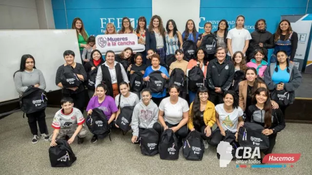 Cuarenta mujeres se preparan para arbitrar partidos de fútbol