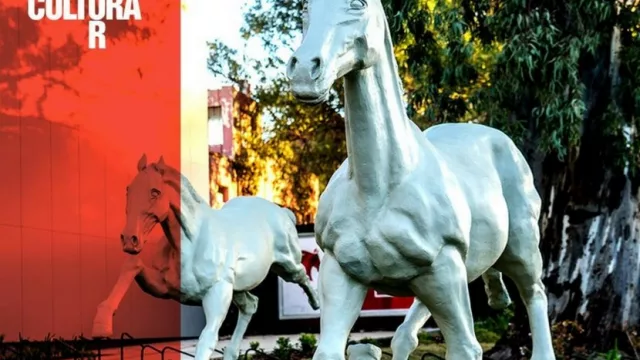 El Paseo del Jockey da rienda suelta a la cultura con Horse Parade (cada mujer con su caballo)