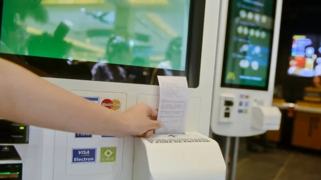 ¡Una Big Mac y $500 por favor! Ahora también podés extraer dinero en McDonald’s con Visa