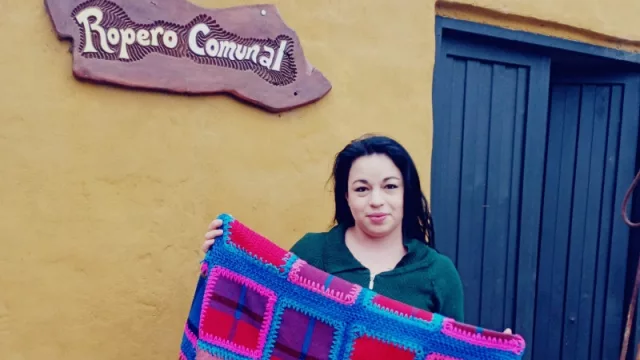 Solidaridad al palo en la comuna de Villa La Bolsa (con decenas de cuadraditos hicieron frazadas)