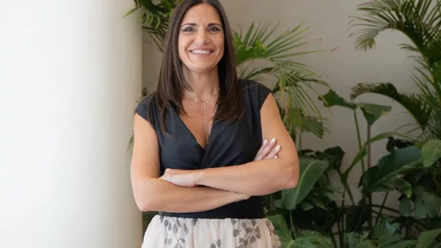 Julia Sol (sinónimo de Hunter Douglas en Córdoba) se reinventa en un nuevo local: cortinas, sillones, empapelados y más