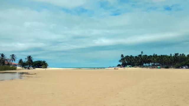 El paisaje de Dunas de Marapé con la marea baja. El agua cubre toda la playa cuando sube.