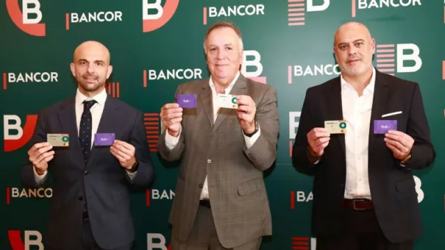 Riveros, Tillardo y Mogetta en el acto de rúbrica del convenio entre Tarjeta TIN y Bancor