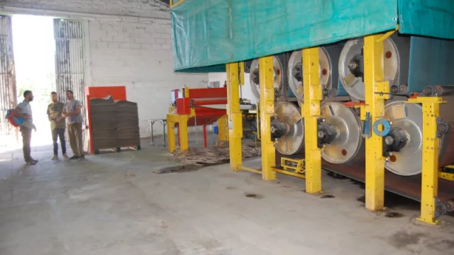 Cómo funciona la única fábrica de cartón del departamento Río Segundo (se abastece, en gran medida, de recicladores urbanos)