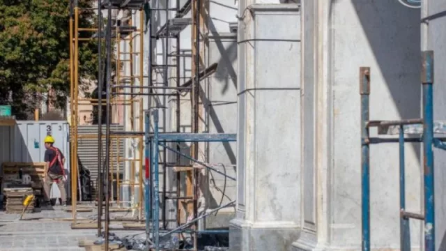 Cabildo de la Ciudad: meticulosos trabajos de recuperación de placas de mármol en la fachada