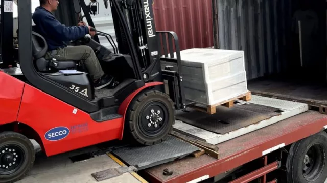 Los pisos van en barco: Blangino llega a Perú con 3.500 m2 de su producto estrella: Compacto JB (apuntan a vender unos 200.000 m2 más)