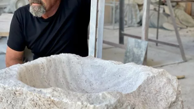 Quién es Guillermo Ciocca, el artista que se expresa a través de las piedras (y marcó la diferencia en el Azur Hotel Boutique)