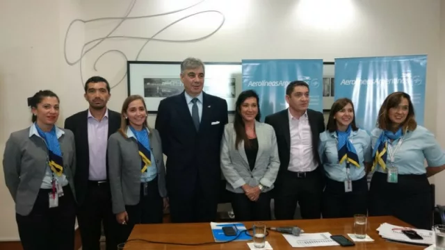 Mario Dell’Acqua junto a la senadora Laura Rodríguez Machado y directivos del Aerolíneas Argentinas. 