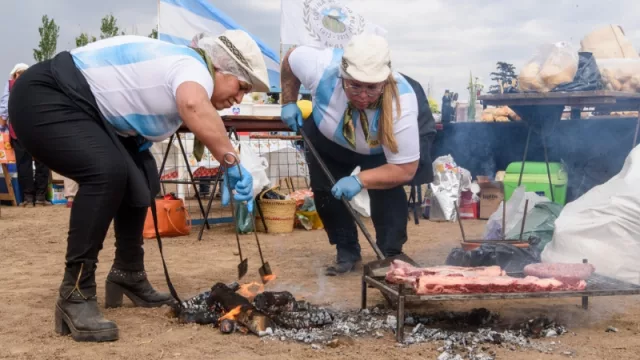 Toda la carne en la parrilla: más de 20 equipos competirán el domingo en el certamen  "Asadoras" (de la región de Ansenuza)