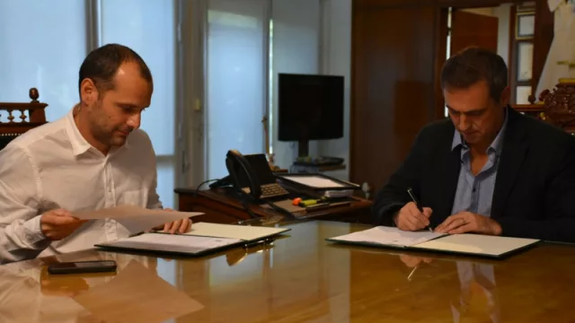 Entregan equipos a productores para el control de la plaga de langostas