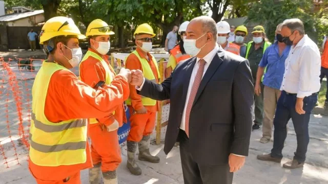 "Las obras públicas no se detienen”, aseguró Manzur al recorrer trabajos de pavimentación en Almirante Brown