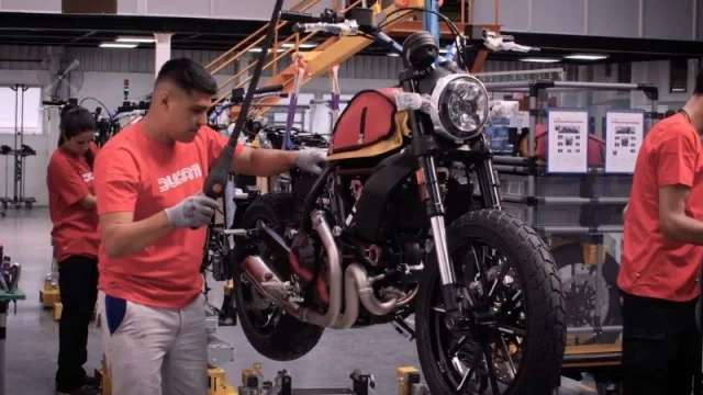 ¿Nace otra fábrica? Volkswagen avanza en el ensamble de Ducati en Córdoba y quiere llegar a las 1.000 unidades/año (con integración de piezas)