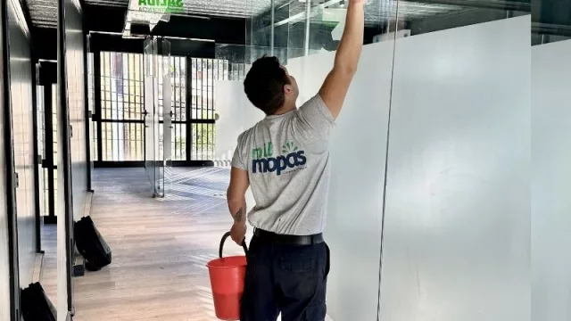 Son mil las mopas, pero se conocen todas (así trabaja Mil Mopas, la empresa de limpieza corporativa atendida por su propia dueña)