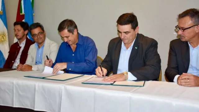 Mestre firmó convenios de cooperación turística y cultural con Agua de Oro y Salsipuedes