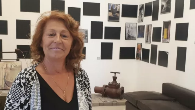 Liliana Pranzoni vive en el cuarto piso. Posó en el palier de ingreso del edificio.