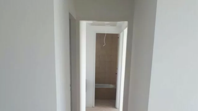 El pasillo de un departamento que está por ser terminado en el piso 17.