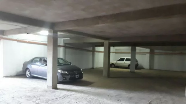 Parte de las 67 cocheras que tiene el edificio.