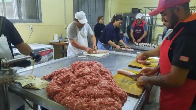 Colonia Caroya: el salame más famoso tiene fiesta en noviembre. Fabricaron 600 kilos (y uno de tres metros)