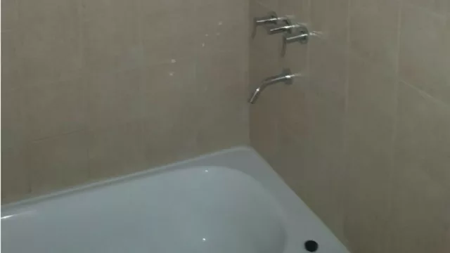 El baño de un departamento pronto a entregar.