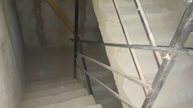 Las escaleras de incendios poseen barandas y luces de emergencia, aunque le faltan muchos detalles.