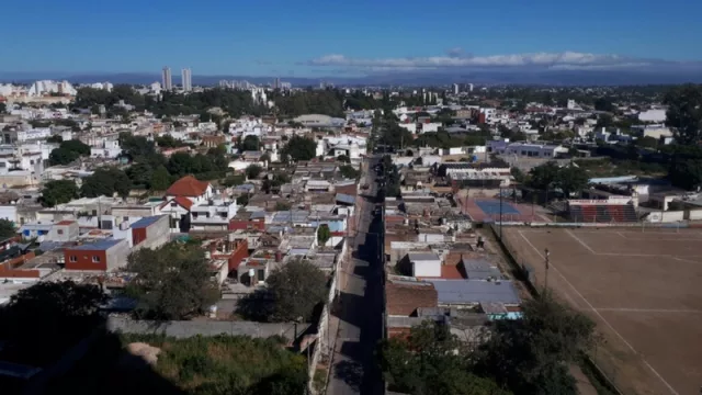 Detrás del edificio, la calle Igualdad, en el corazón de Villa Páez.