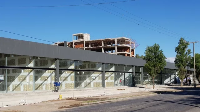 Se arma un mini shopping en Urca: Mediland suma cafetería, pizzería, farmacia, indumentaria y veterinaria