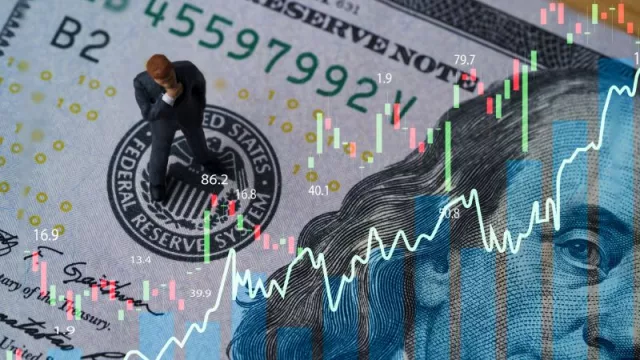 El dólar blue cotiza a $900 en el arranque de las operaciones