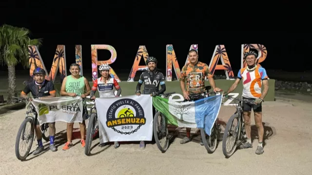 Desafío Ansenuza: cinco ciclistas bordearon la Laguna Mar Chiquita