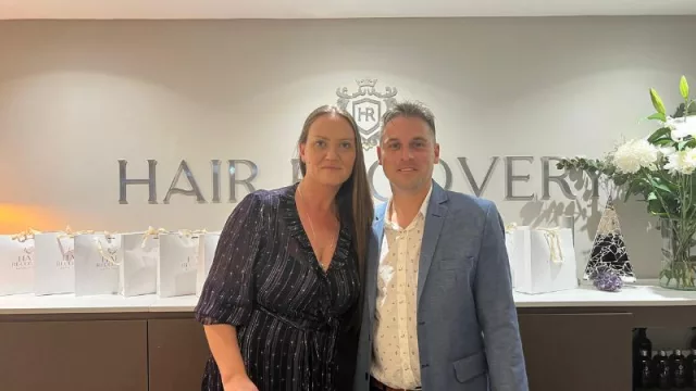 Dra. Mariela Lusicic, médica cirujana, y Pablo Evangelista, directores del nuevo centro de Hair Recovery.