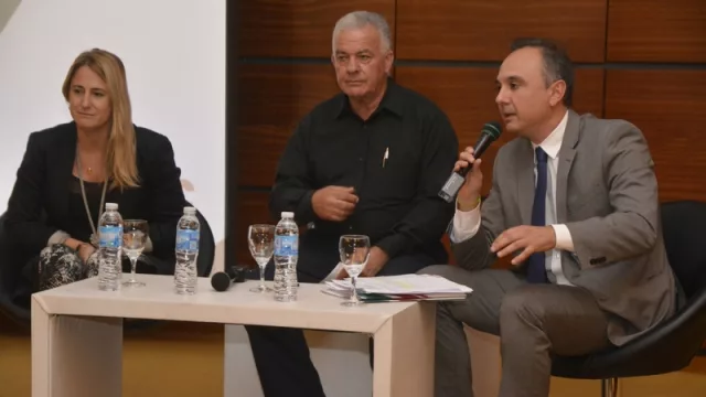 Laura Massari, Juan Perlo y Sebastián Parra, durante la presentación que se llevó a cabo ayer en el auditorio de La Voz. 