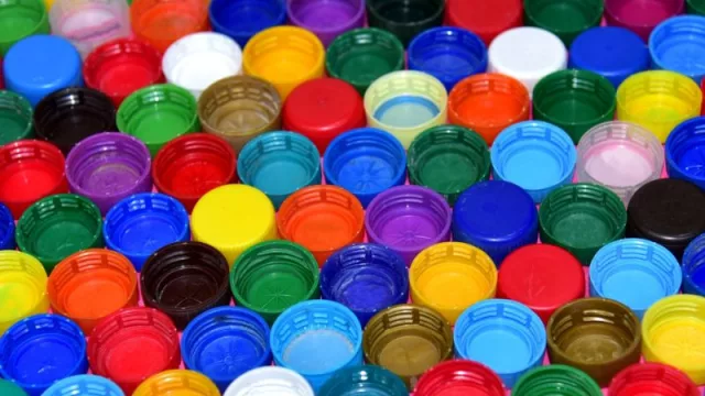 Más de 100 toneladas de tapitas recicladas gracias a la Maratón solidaria de papel, tapitas y llaves de la Asociación Hospital Infantil (Neoscrap las procesa)