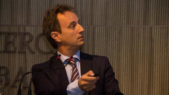 Diego Dequino dio su último análisis de coyuntura en la Bolsa de Comercio. Dejó su cargo de director del Instituto de Investigaciones de esa entidad, lo remplazará Lucas Navarro.