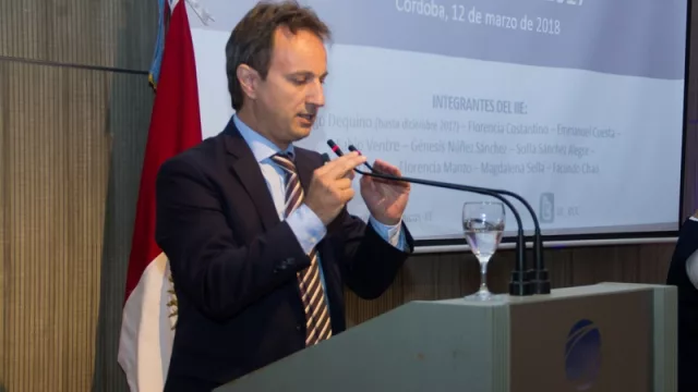 Diego Dequino dio su último análisis de coyuntura en la Bolsa de Comercio. Dejó su cargo de director del Instituto de Investigaciones de esa entidad, lo remplazará Lucas Navarro.