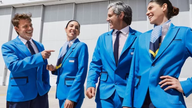 Qué elegancia: mirá el nuevo uniforme del personal de aire y tierra de Aerolíneas Argentina:  (by Benito Fernández y Ricky Sarkany)