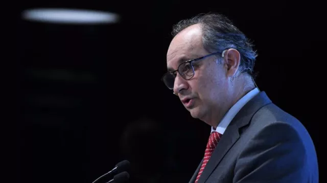 Madrid mantendrá los libros físicos y digitales en las escuelas (y promoverá un equilibrio para evitar la adicción a las redes en los niños)