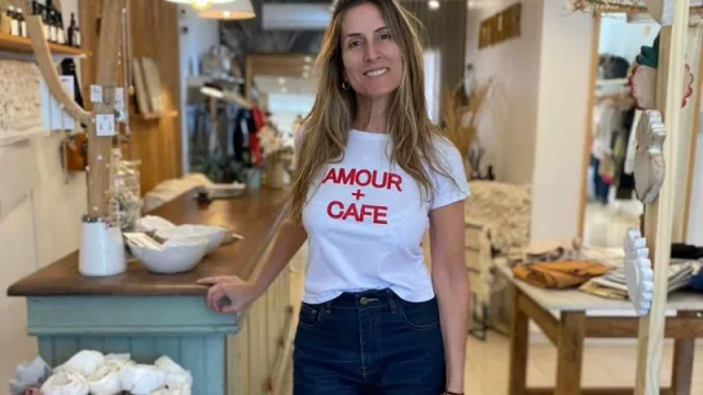 Así es Atelier, una tienda “boutique” que fusiona el arte (en vivo) y la indumentaria de autor (Luz Castellano, su artista-emprendedora)