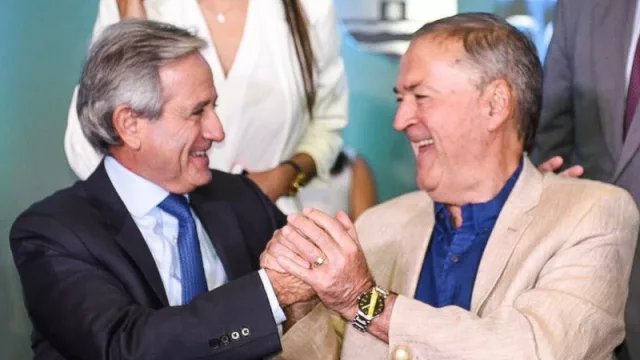 Ibarra y Schiaretti se saludan efusivamente, ayer, en la Sala de Situación de El Panal. "Gracias por hacer sinergia con Córdoba", le dijo el gobernador al funcionario nacional.