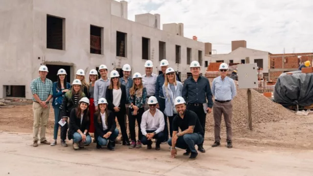Equipo de Pilay y prensa en la visita del desarrollo inmobiliario.