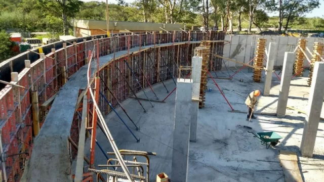 La cisterna que construye la empresa en Cruz del Eje.