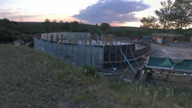 La cisterna que construye la empresa en Cruz del Eje.