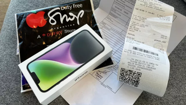 Cómo comprar un iPhone 14 a US$ 2.050 y pagarlo US$ 700 (más “plus”): testimonio de la loca, loca Argentina pre-Milei