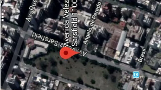 El terreno está delimitado por las avenidas Vélez Sársfield, al este; Pueyrredón, al norte; y por el pasaje Turrado Juárez, al oeste. Al sur, limita con viviendas familiares y comercios.