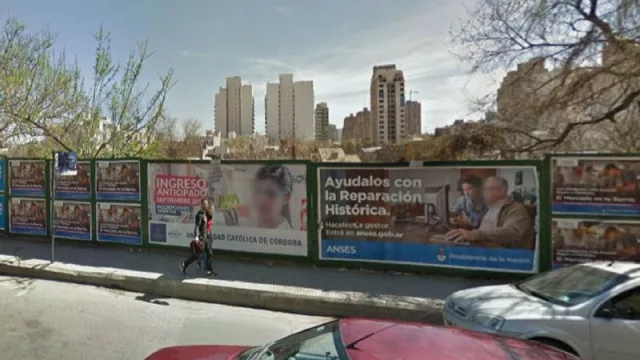 El terreno está delimitado por las avenidas Vélez Sársfield, al este; Pueyrredón, al norte; y por el pasaje Turrado Juárez, al oeste. Al sur, limita con viviendas familiares y comercios.