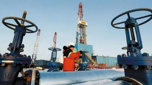 Por la imposibilidad de pagar el petróleo, paraliza su producción la refinería de Cristobal López