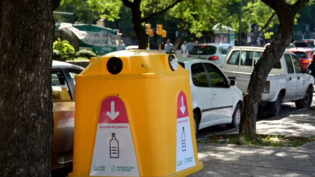 La Municipalidad sigue instalando cestos papeleros y contenedores para envases de botellas plásticas