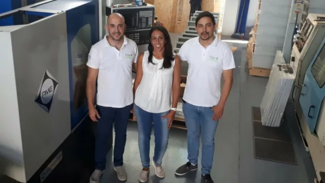 Amadeo Sasia, Gabriela Albert y Walter Peresson en la fábrica de EDGE SA, en la zona oeste de la ciudad. 