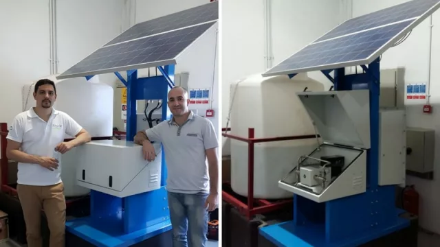 Los ingenieros electrónicos Pereson y Sasia posan con el producto terminado. 