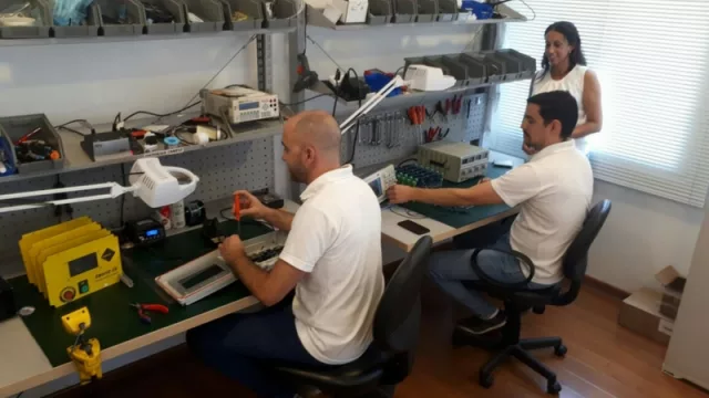 La empresa posee un laboratorio donde se realizan los complejos desarrollos.